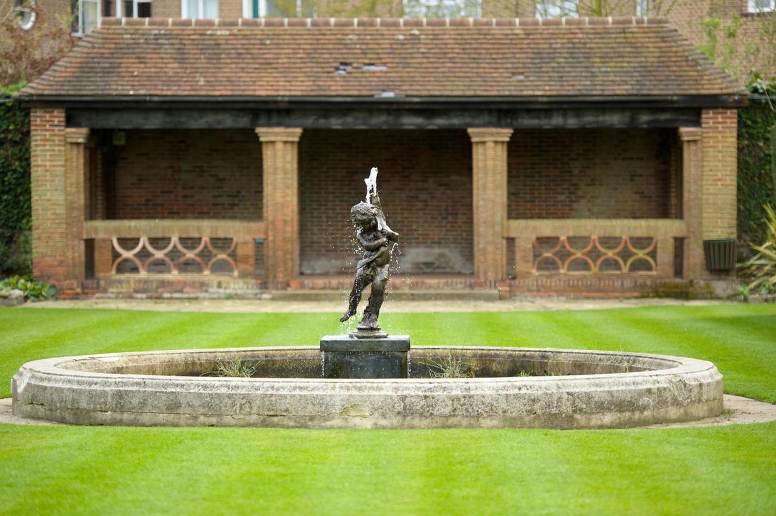 Brandstand Lawn
