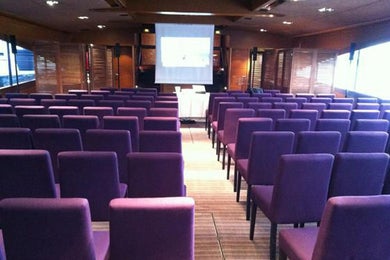 Salle de conférence sur une péniche