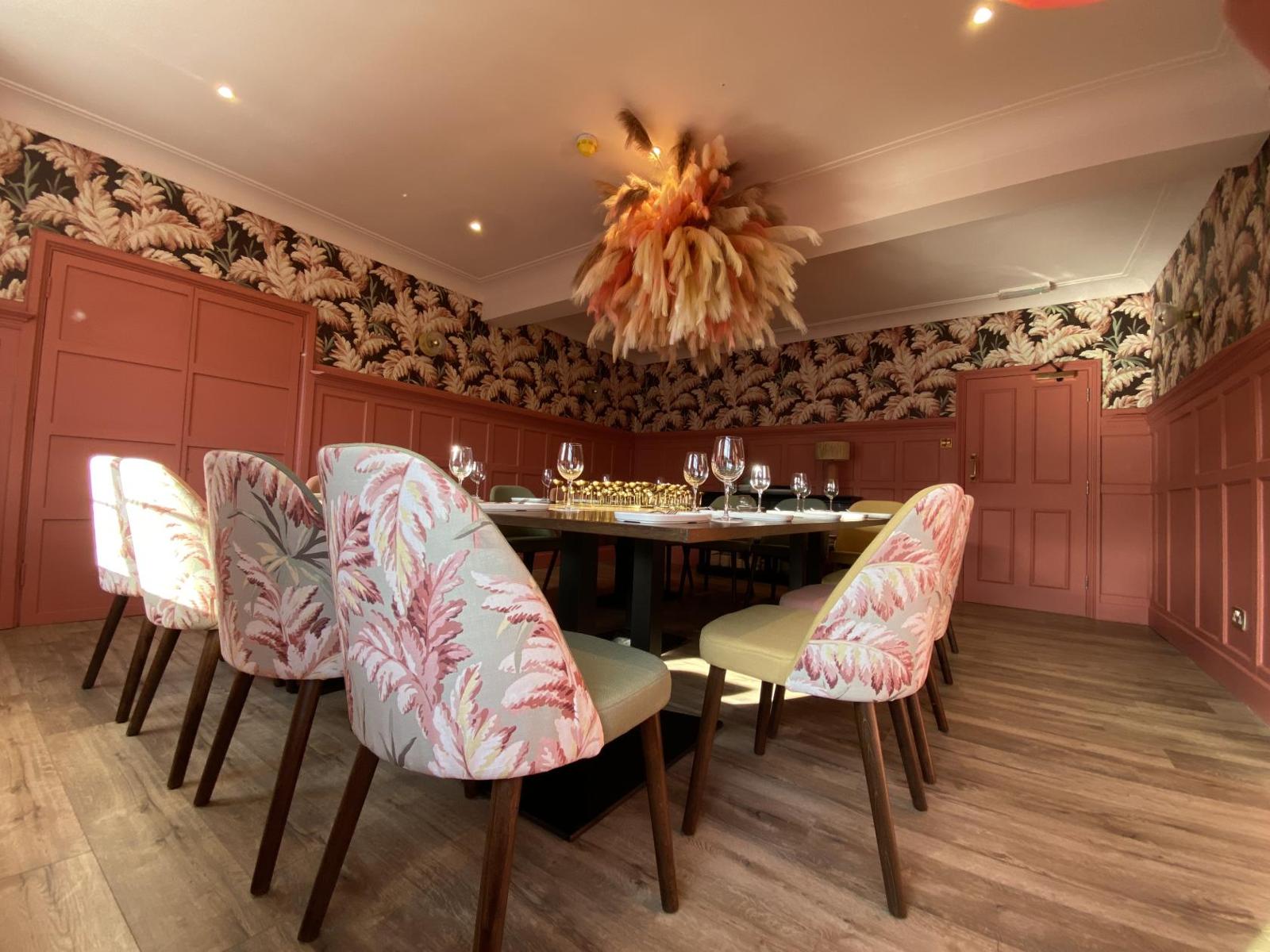 Victoria's Secret (Room) (NEW.)
