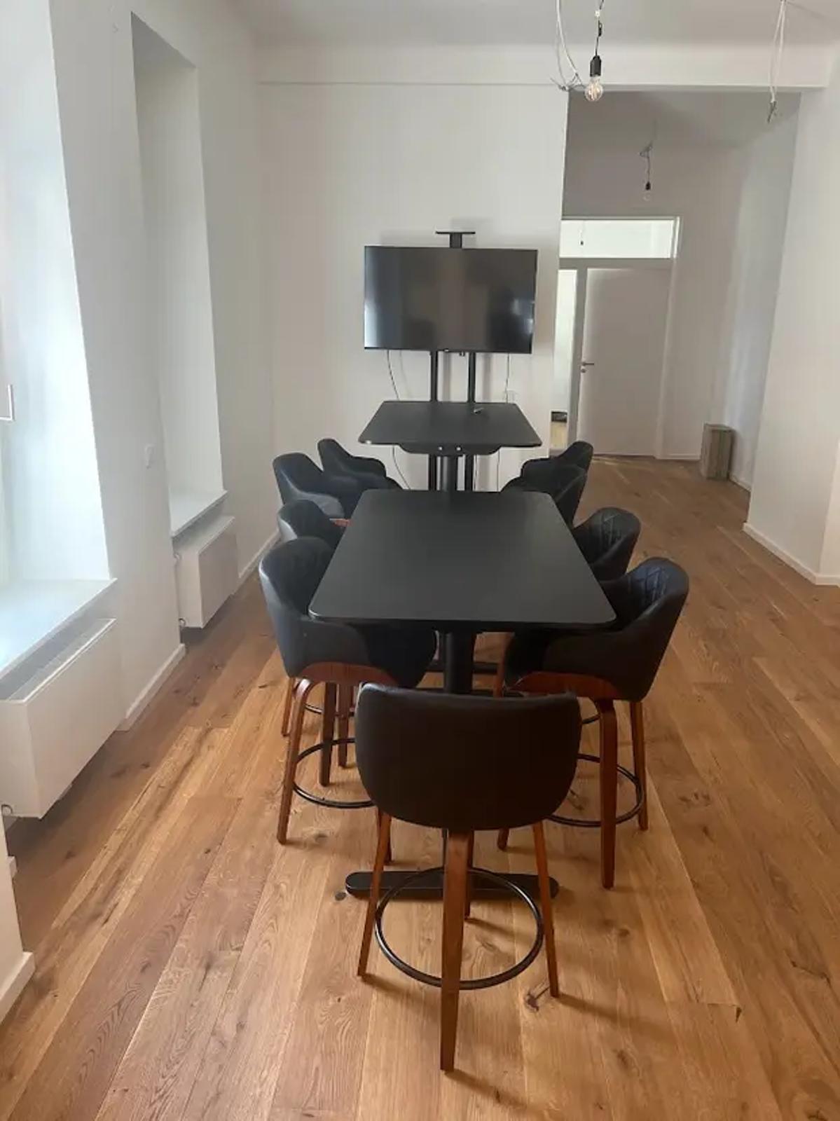 Full office/rooms/desks for short-term rent, fully-furnished