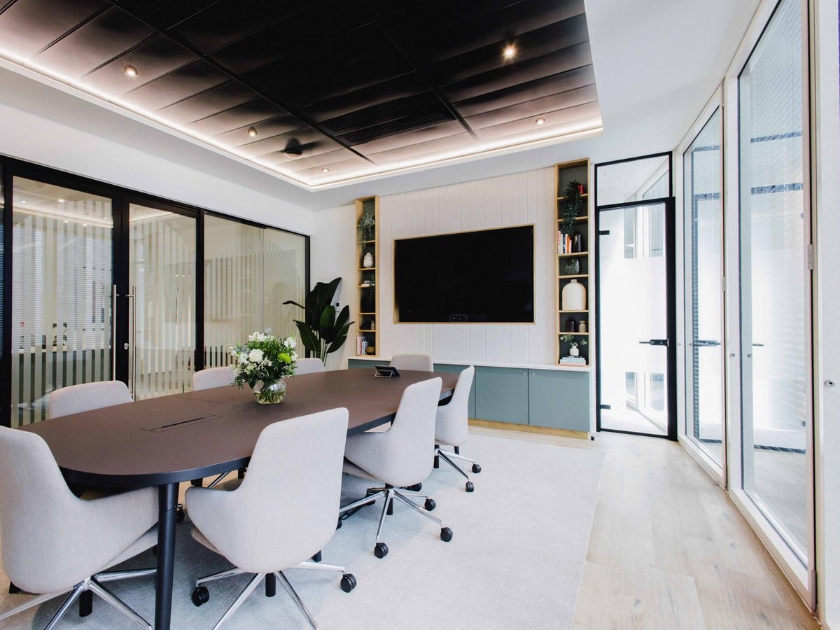 Modern 8 people meeting room with natural light at Orega Lime street next to Liverpool street.