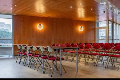 Room for large groups in theatre setup