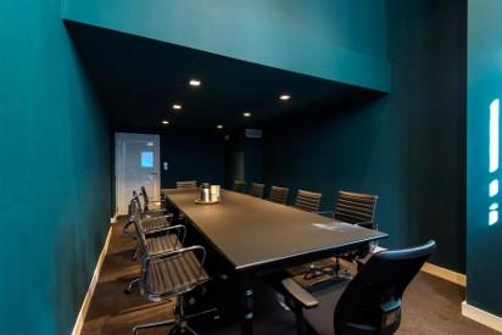 La Deep Blue Room