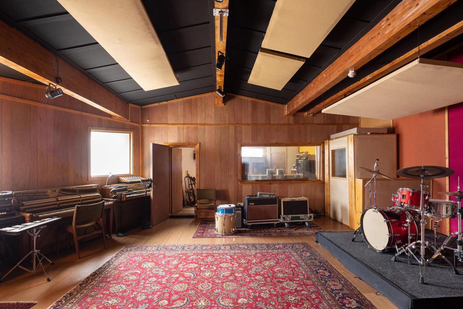 Entire Studio (NEW.)