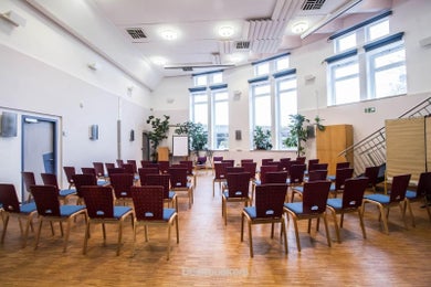 Saal (Parlamentarische Bestuhlung) mit Foyer