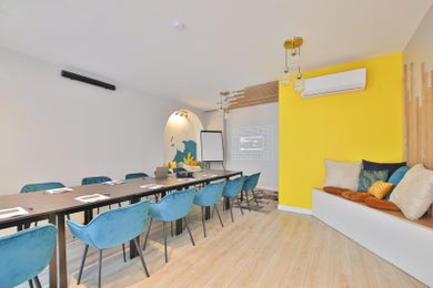Salle de réunion moderne et cosy