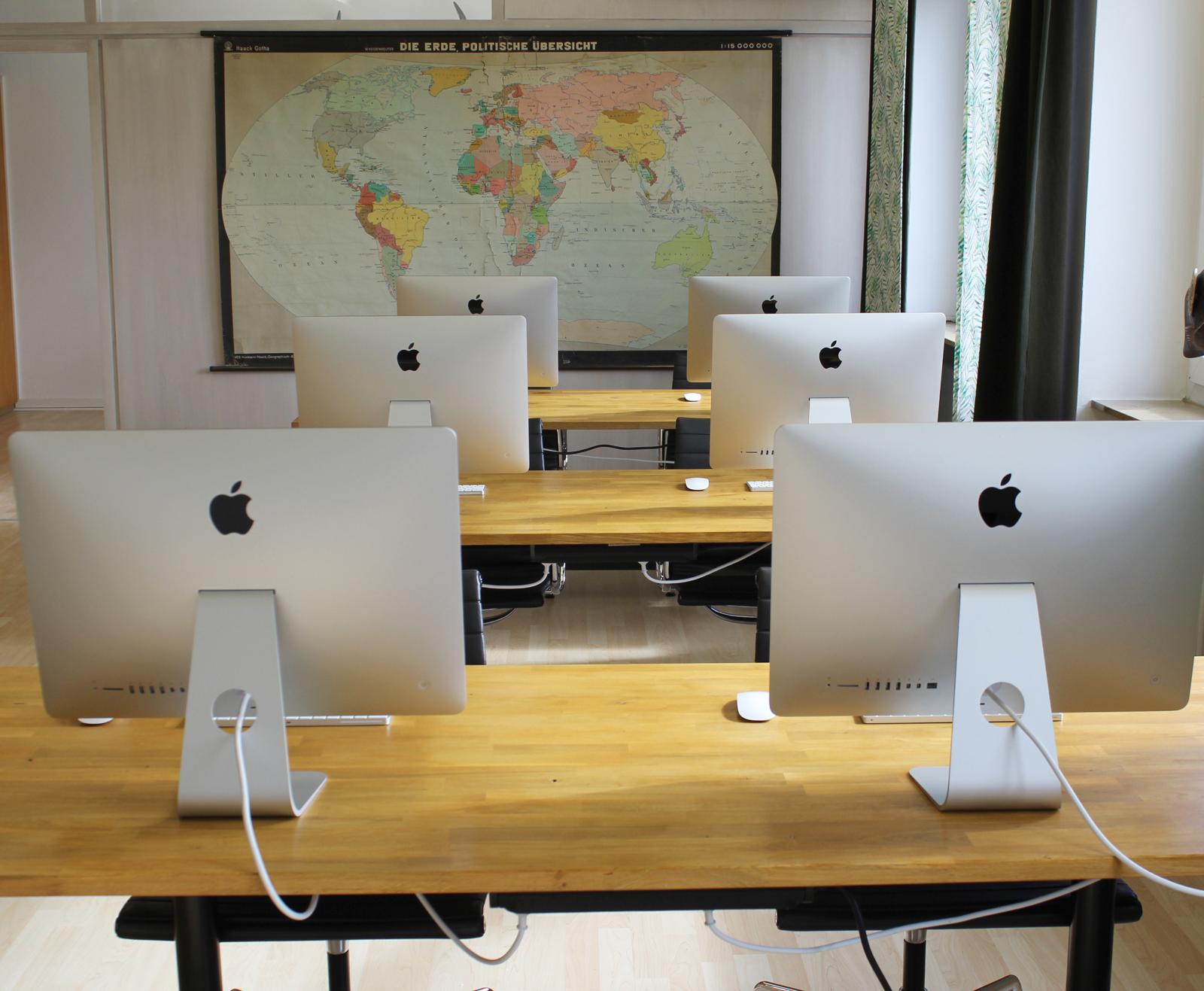 Meeting room with Apple hardware in a cosy atmosphere