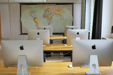 Meeting room with Apple hardware in a cosy atmosphere