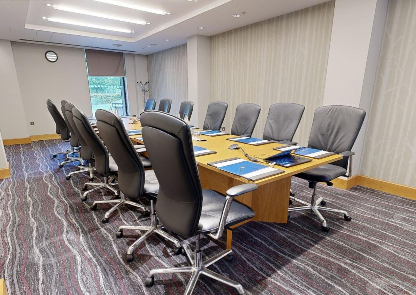 Cinnamon Boardroom