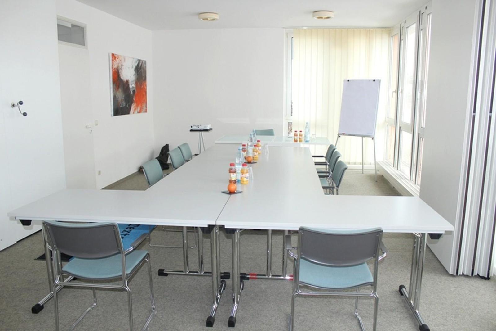 Heller und moderner Seminarraum in