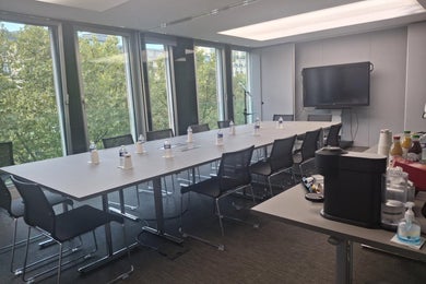 Meeting Room – Champs-Élysées view (up to 20 Persons)
