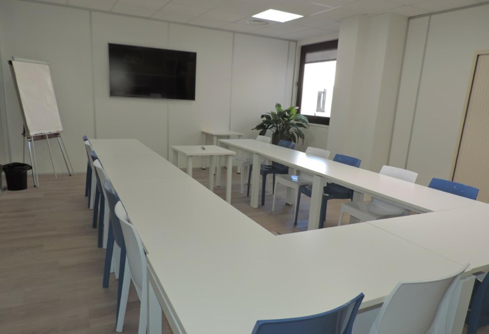 Grande salle lumineuse