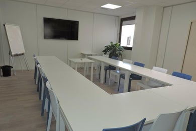 Grande salle lumineuse