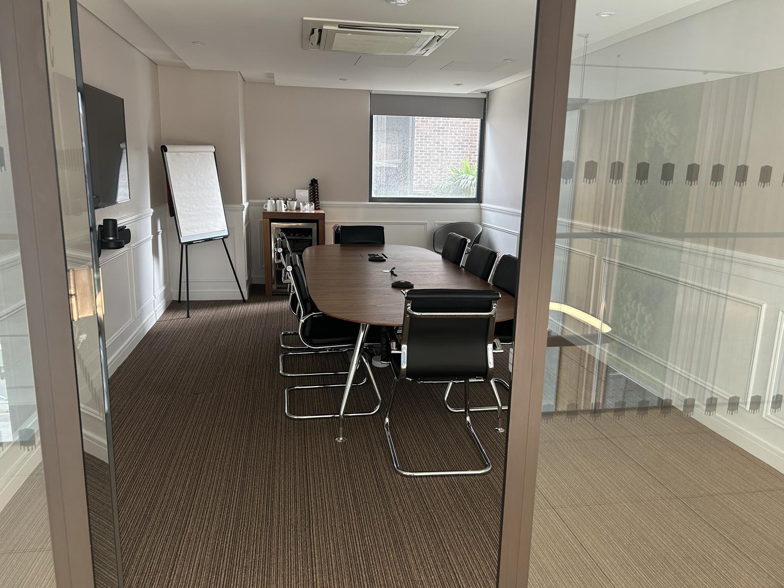 10-person meeting room