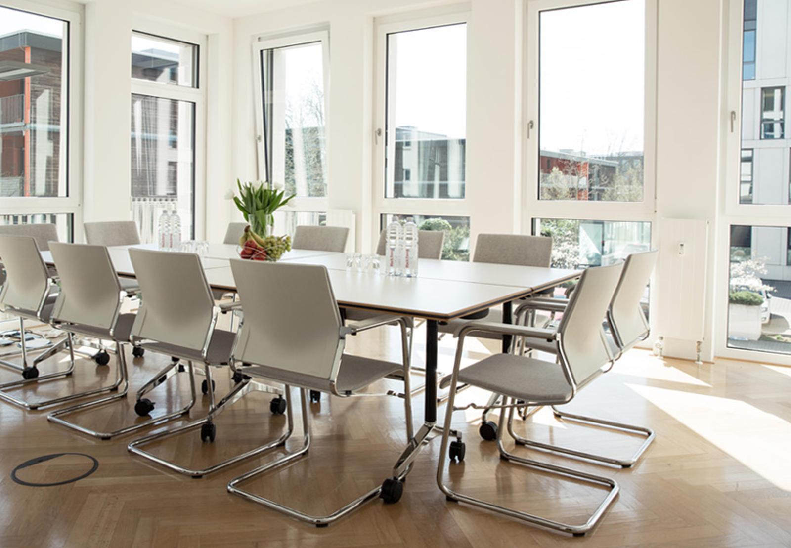 Konferenzraum mit großzügiger Dachterrasse