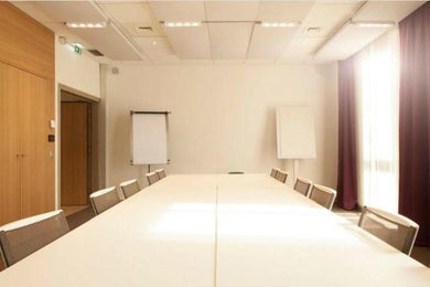 BRIGHT MEETING ROOM