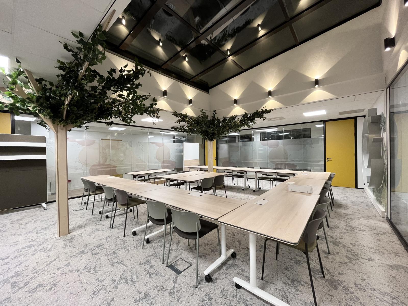 Grande salle de réunion sous-verrière, accès PMR