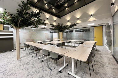 Grande salle de réunion sous-verrière, accès PMR