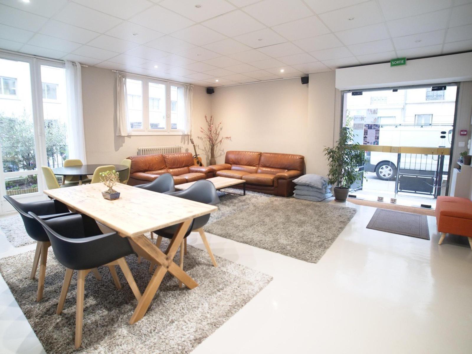 Grand local 180 m2 office Paris 11