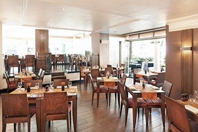 Squares Restaurant & Bar (New..)