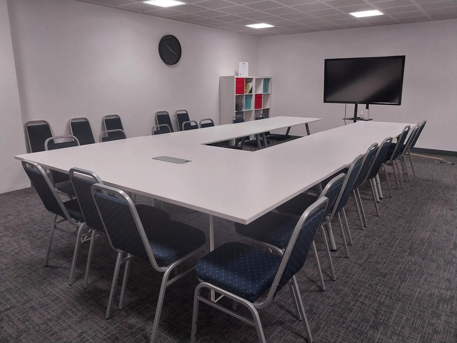 LG34 - Up to 18 People